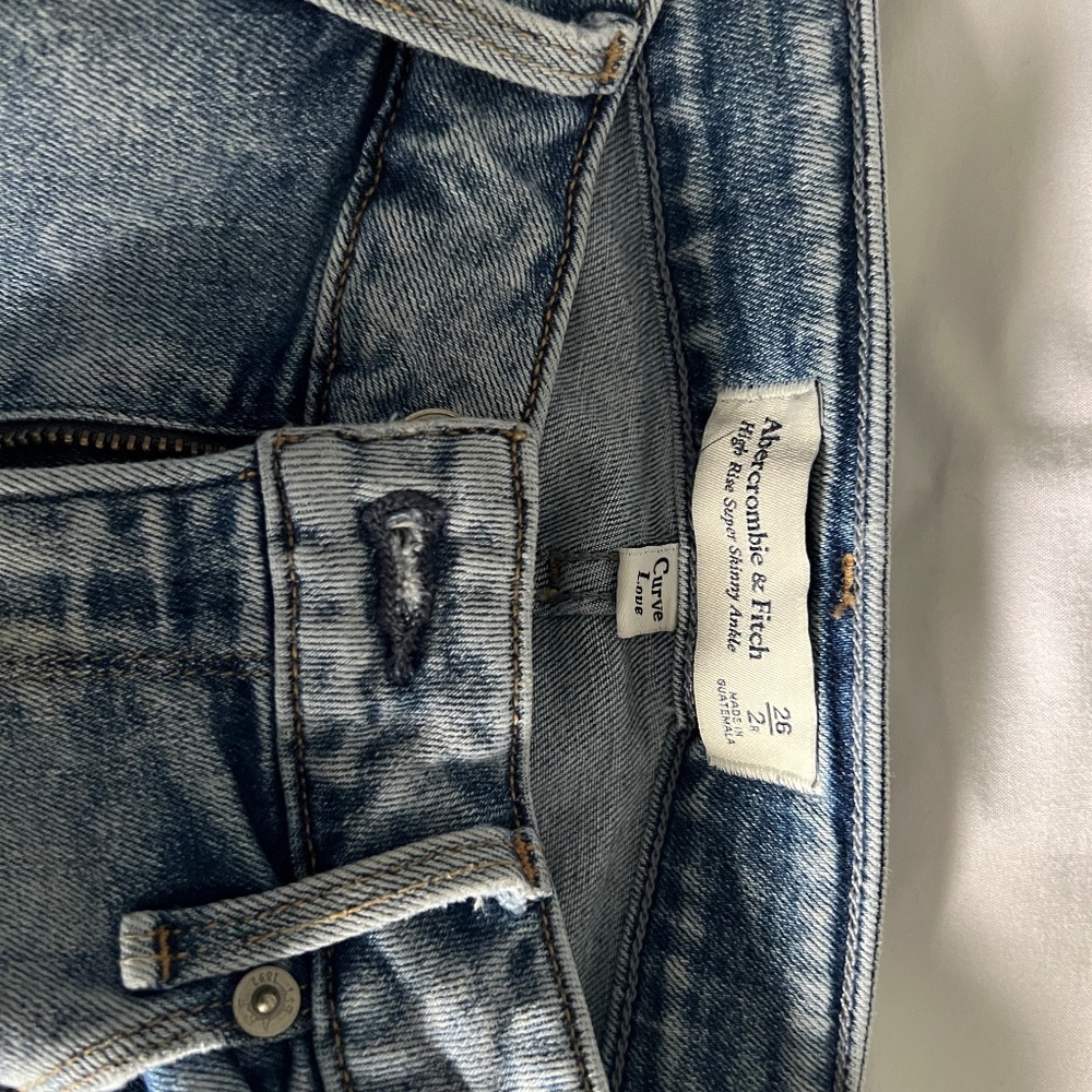 Abercrombie curve love size 26 distressed jeans
